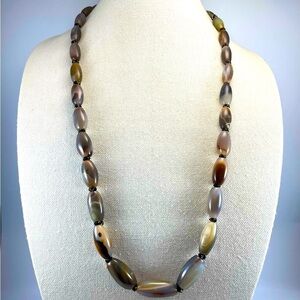 Stunning Unsigned Vintage Oval Gradient Gray Blue Cream Agate Beaded Neclace